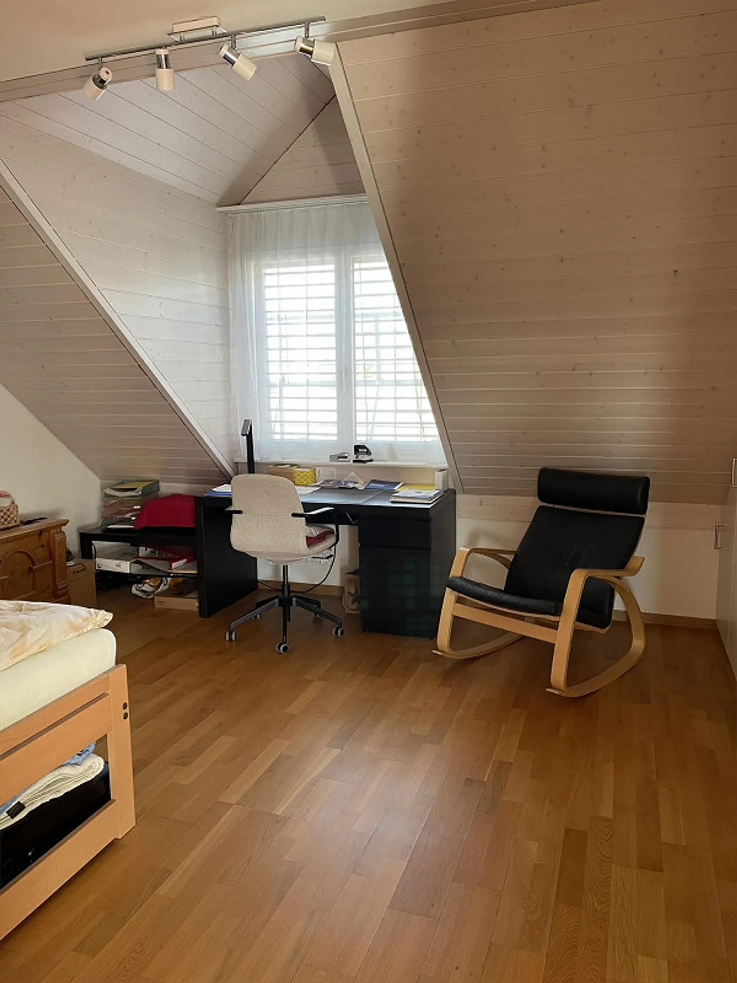 Charmante 3.5 Zimmer-Dachwohnung an ruhiger Lage - Foto 5 von 11
