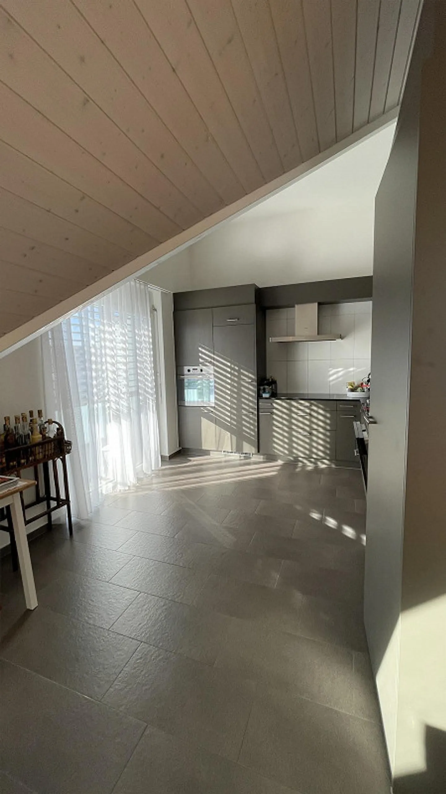 Charmante 3.5 Zimmer-Dachwohnung an ruhiger Lage - Foto 6 von 11