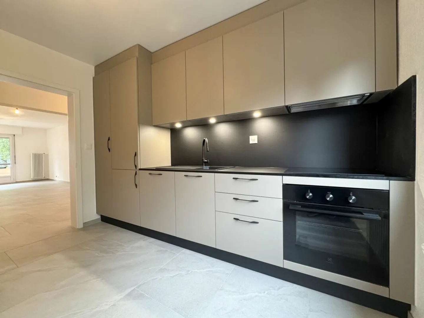 Wohnung mit 4,5 Zimmern, renoviertem Balkon und vermietet - Foto 4 von 18