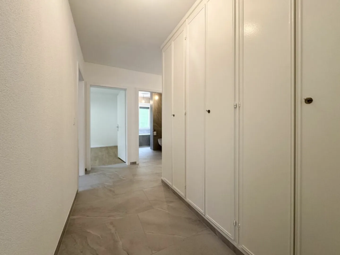 Wohnung mit 4,5 Zimmern, renoviertem Balkon und vermietet - Foto 12 von 18