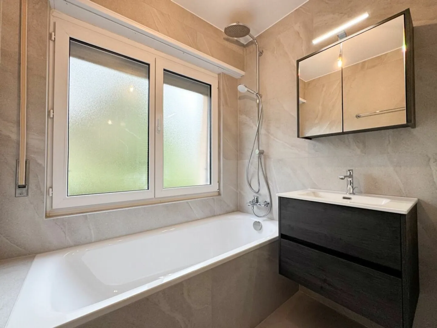 Wohnung mit 4,5 Zimmern, renoviertem Balkon und vermietet - Foto 14 von 18