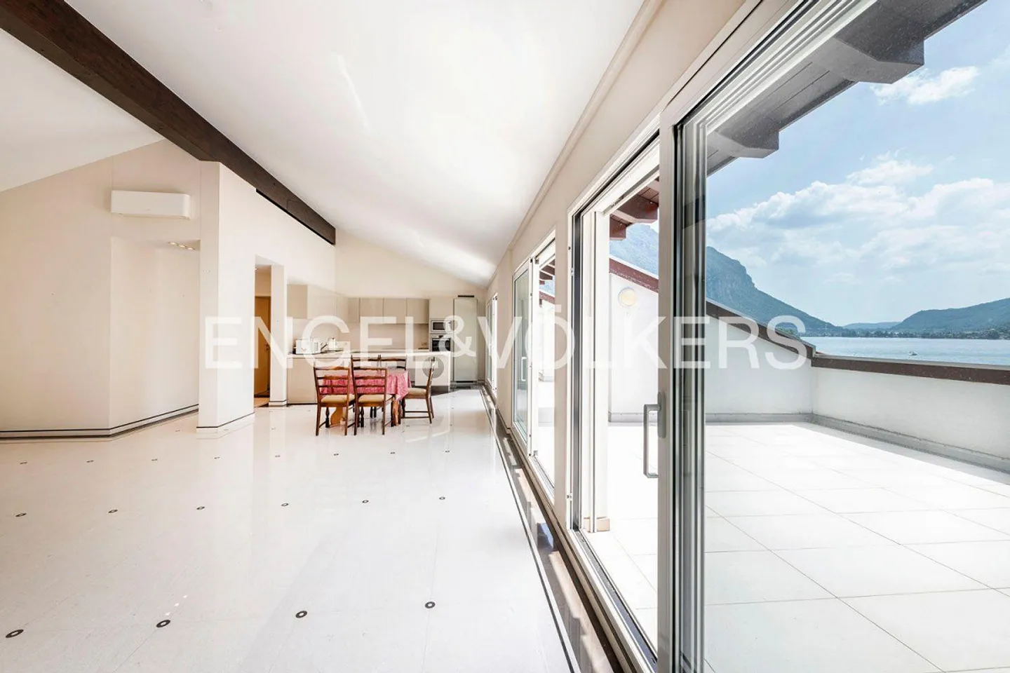 Une oasis de tranquillité avec vue sur le lac - Photo 3 sur 10