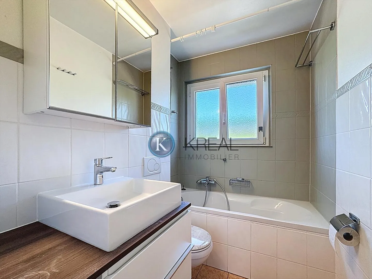 Rare opportunity: Apartment with terrace in a renovated PPE, 100 m from the lake - Photo 6 of 9