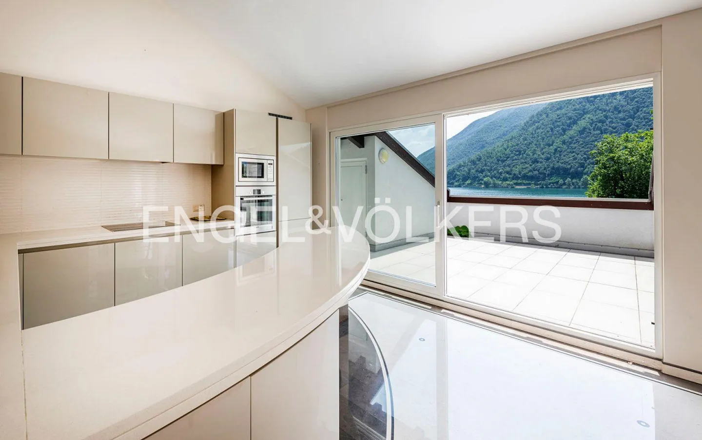 Une oasis de tranquillité avec vue sur le lac - Photo 4 sur 10