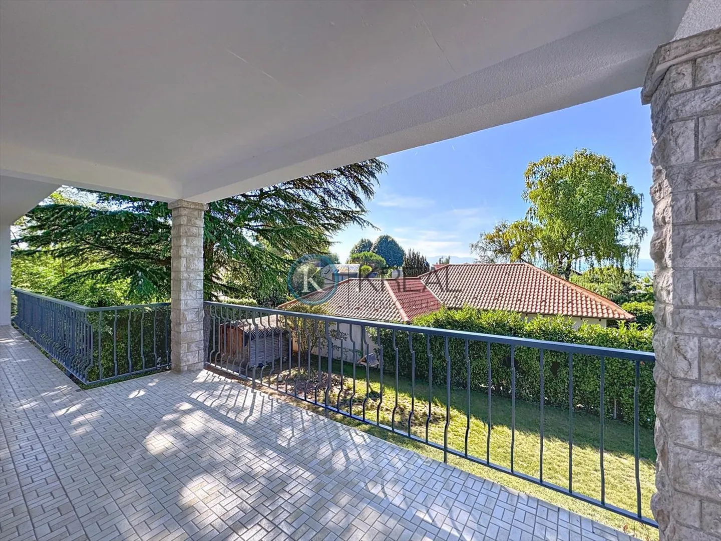Rare opportunity: Apartment with terrace in a renovated PPE, 100 m from the lake - Photo 8 of 9
