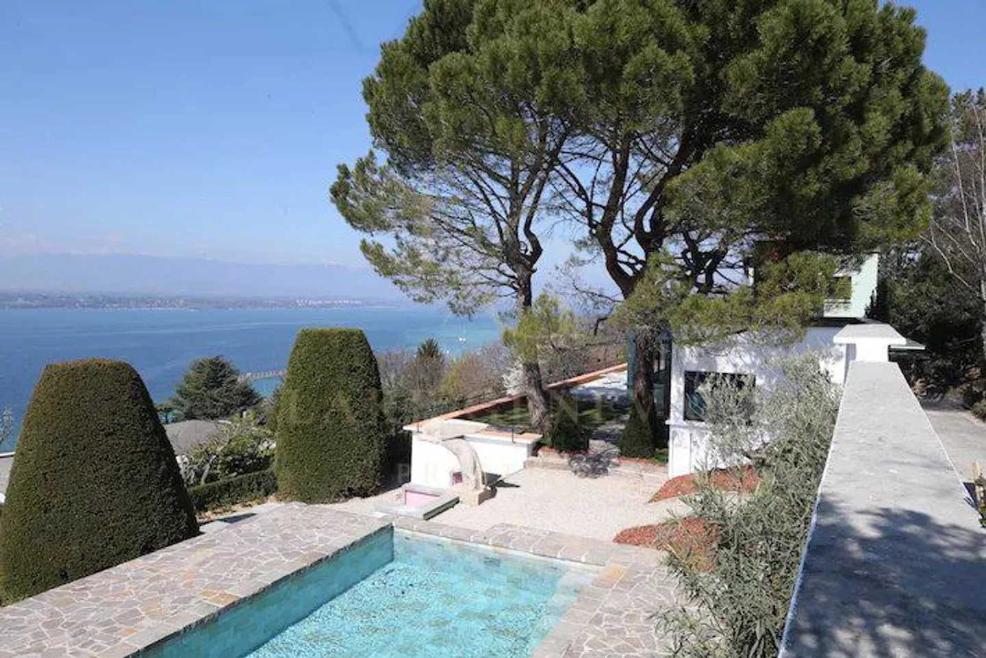 Hervorragende atypische Villa mit Blick auf den See - Foto 1 von 10