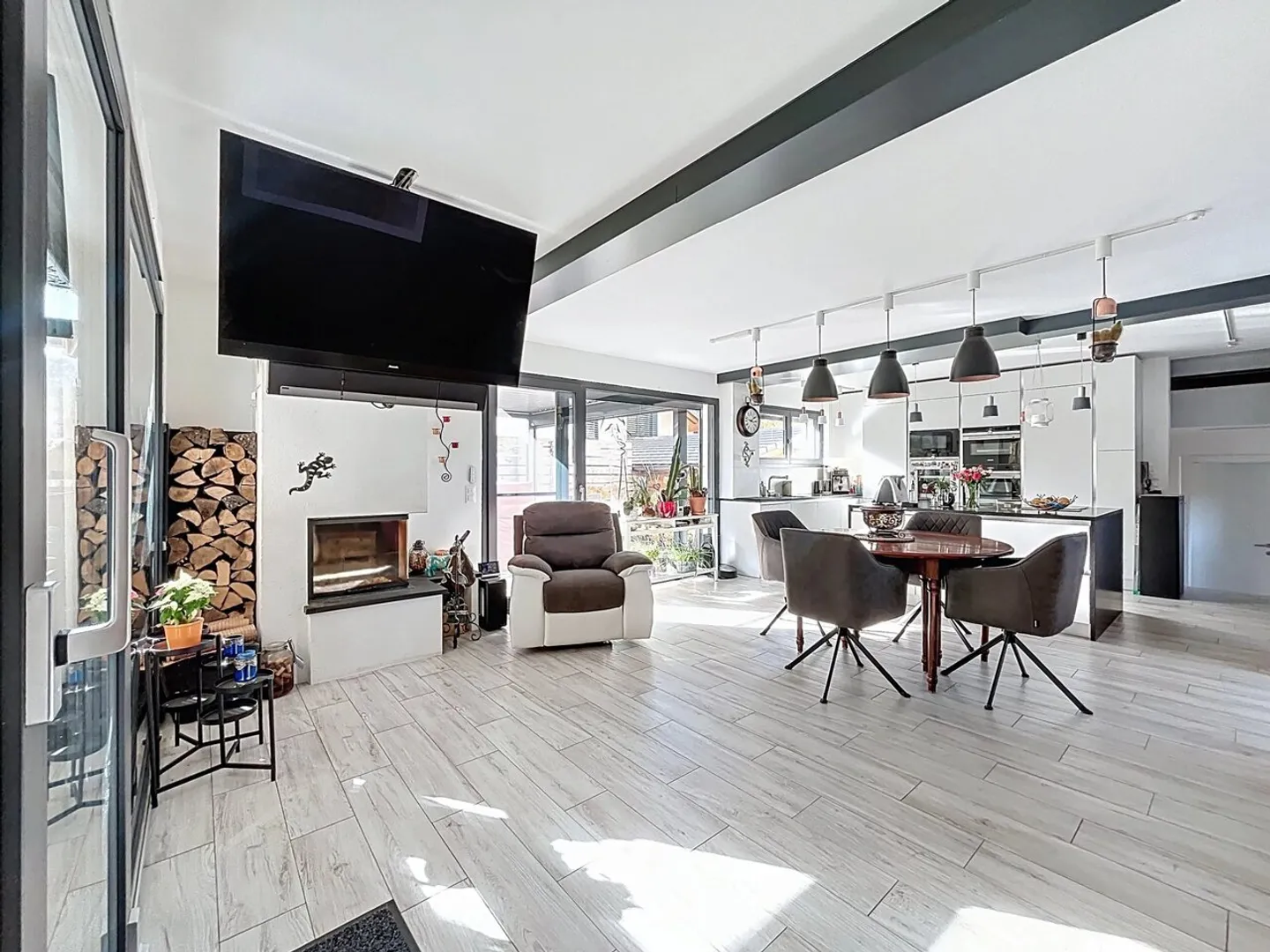 Villa combining Charm, Elegance, and Friendliness - Photo 3 of 9