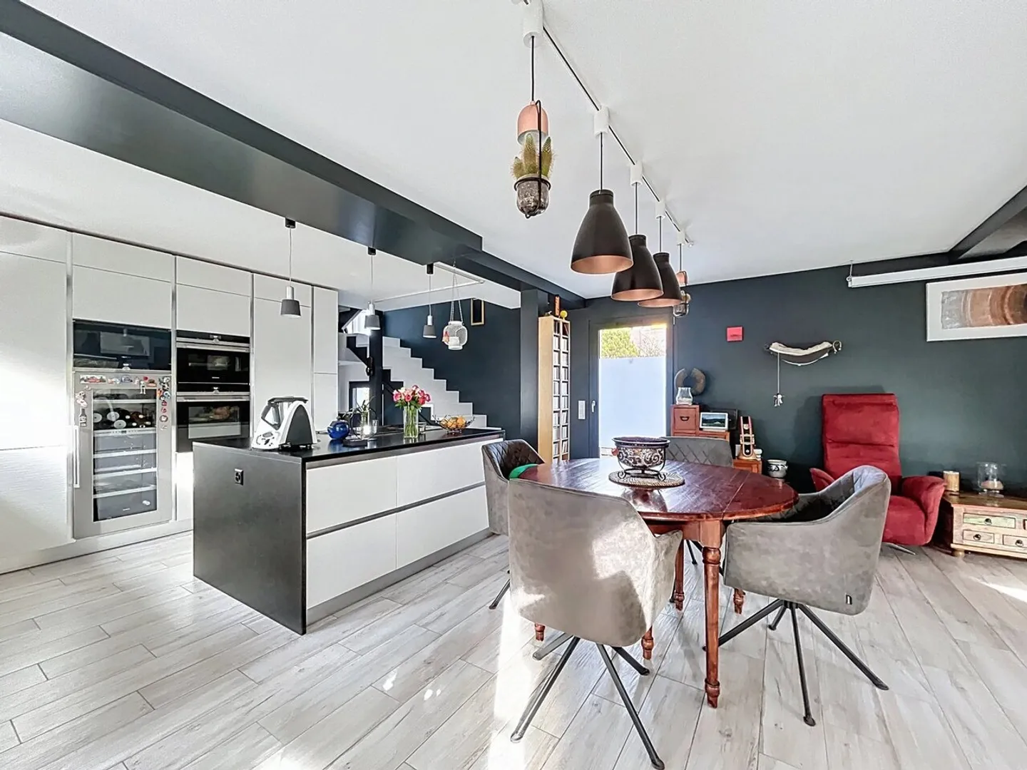 Villa combining Charm, Elegance, and Friendliness - Photo 1 of 9