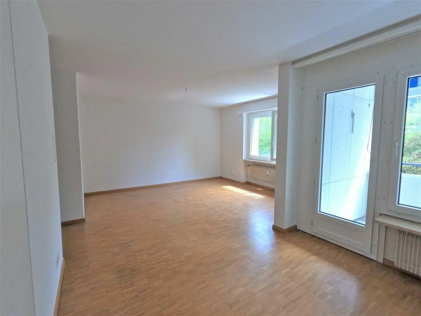 Large Single Apartment with Balcony - Bright and Practical with Balcony - Photo 2 of 9