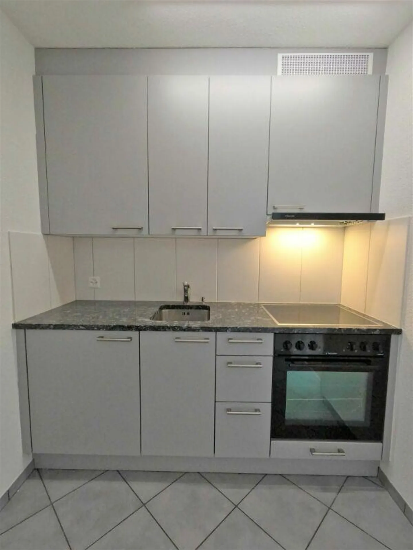 Large Single Apartment with Balcony - Bright and Practical with Balcony - Photo 5 of 9