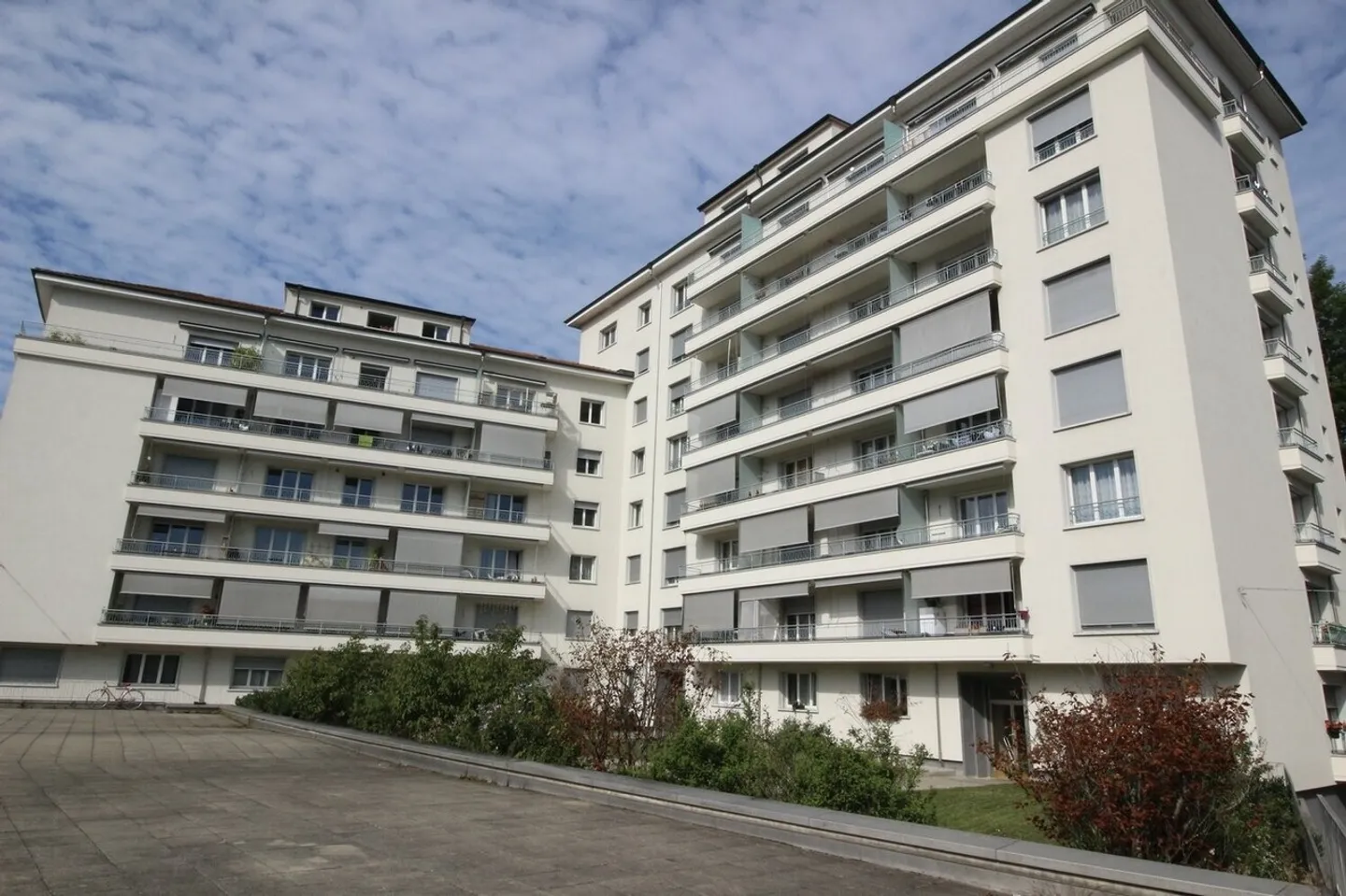 Beautiful bright apartment close to all amenities - Photo 1 of 1