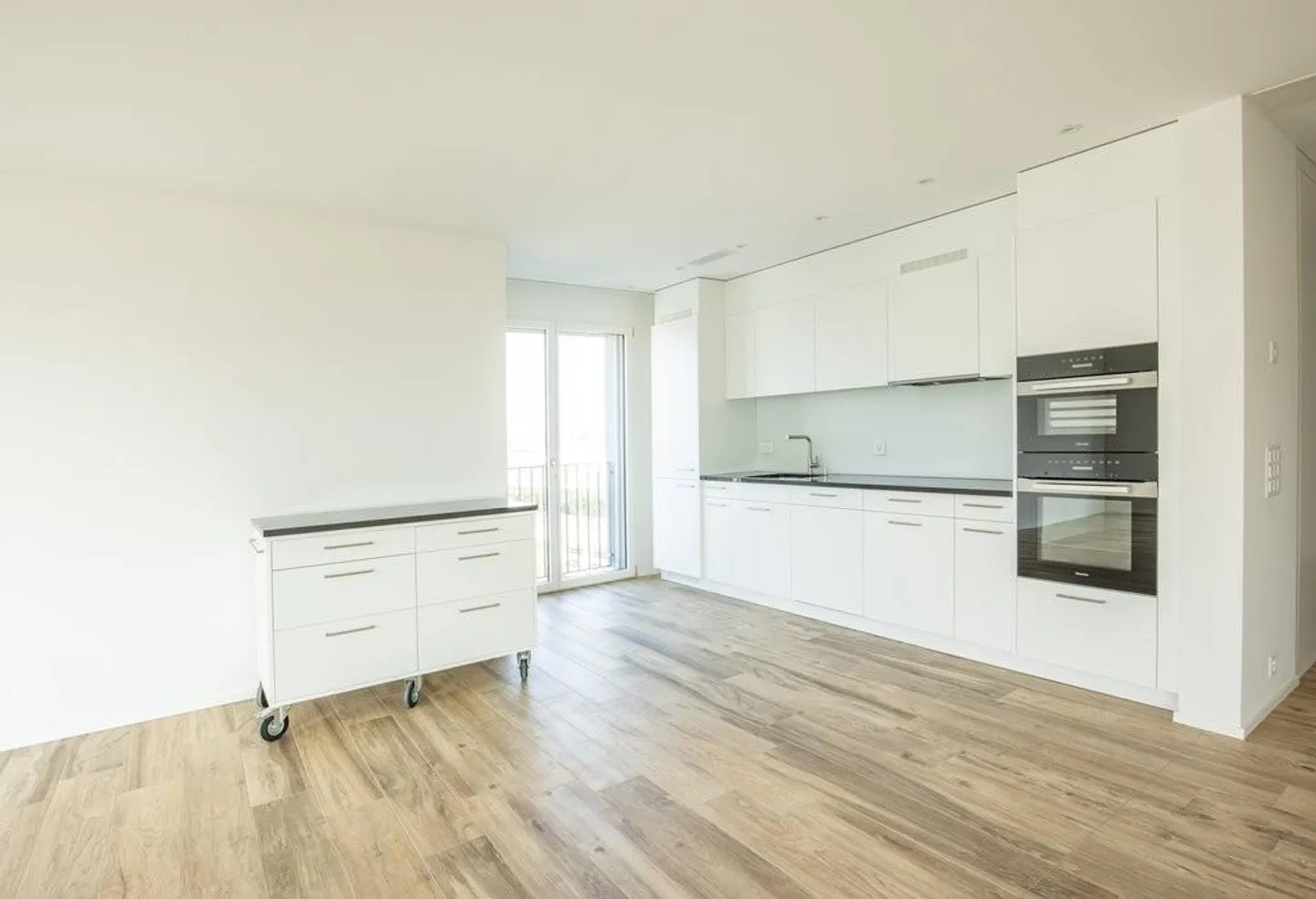 Spacious, bright apartment with balcony and private laundry room - Photo 2 of 12