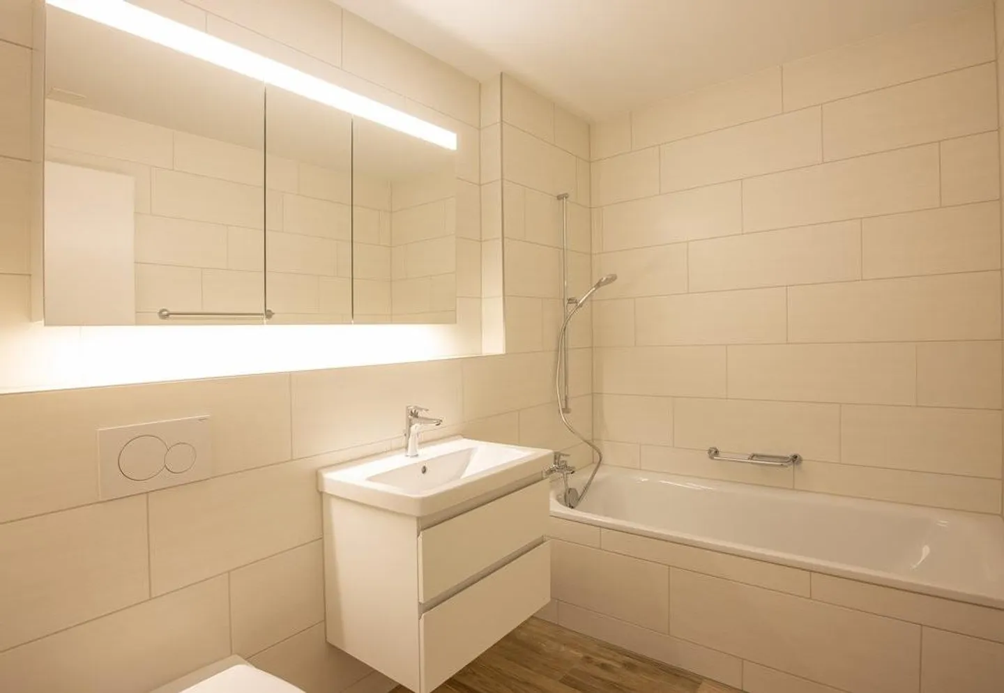 Spacious, bright apartment with balcony and private laundry room - Photo 3 of 12