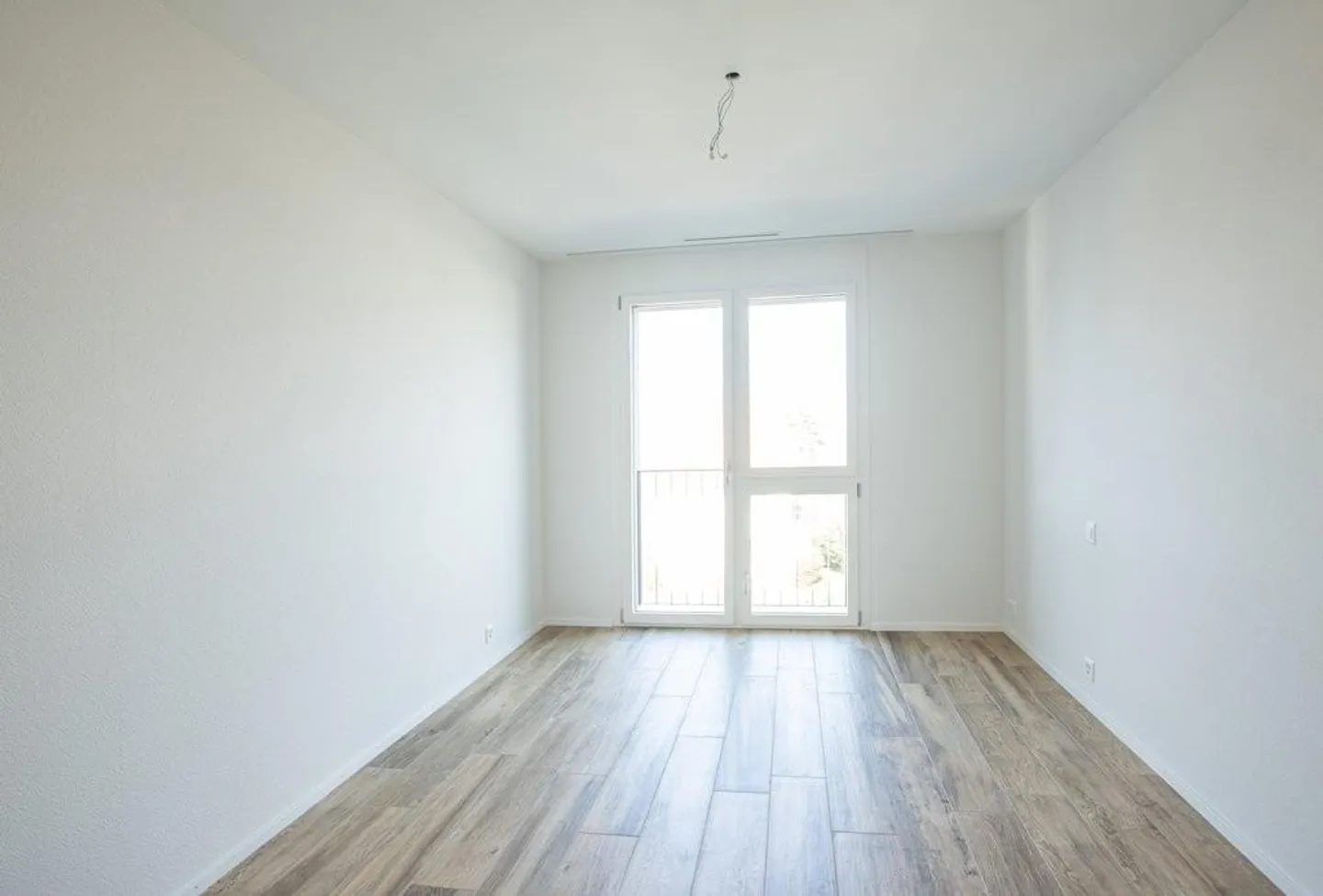 Spacious, bright apartment with balcony and private laundry room - Photo 7 of 12