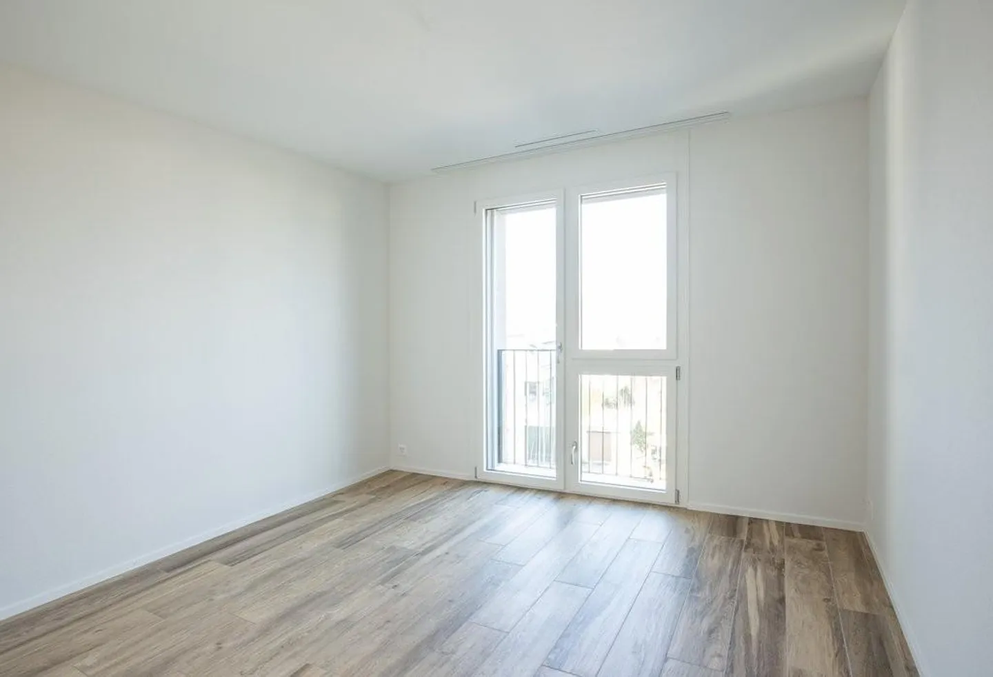 Spacious, bright apartment with balcony and private laundry room - Photo 8 of 12