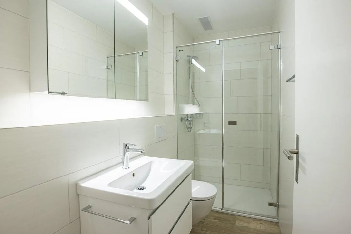 Spacious, bright apartment with balcony and private laundry room - Photo 4 of 12