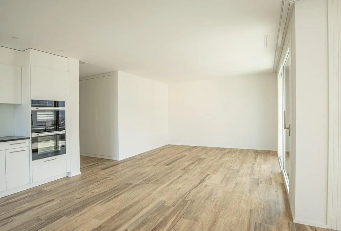 Spacious, bright apartment with balcony and private laundry room - Photo 5 of 12
