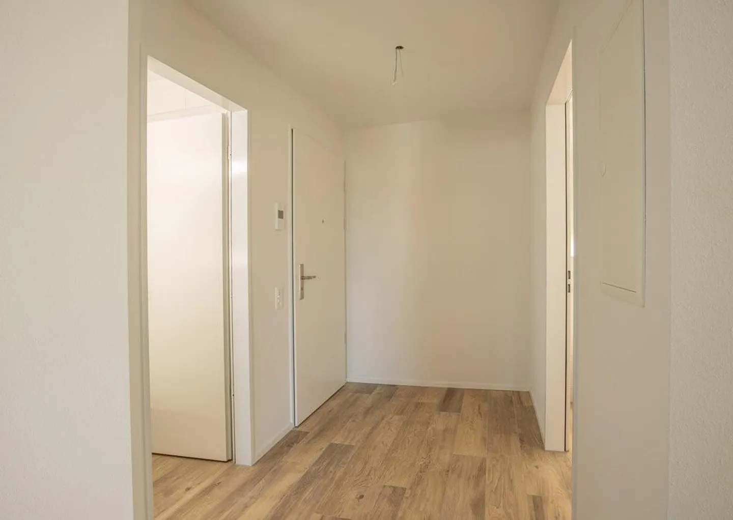 Spacious, bright apartment with balcony and private laundry room - Photo 9 of 12