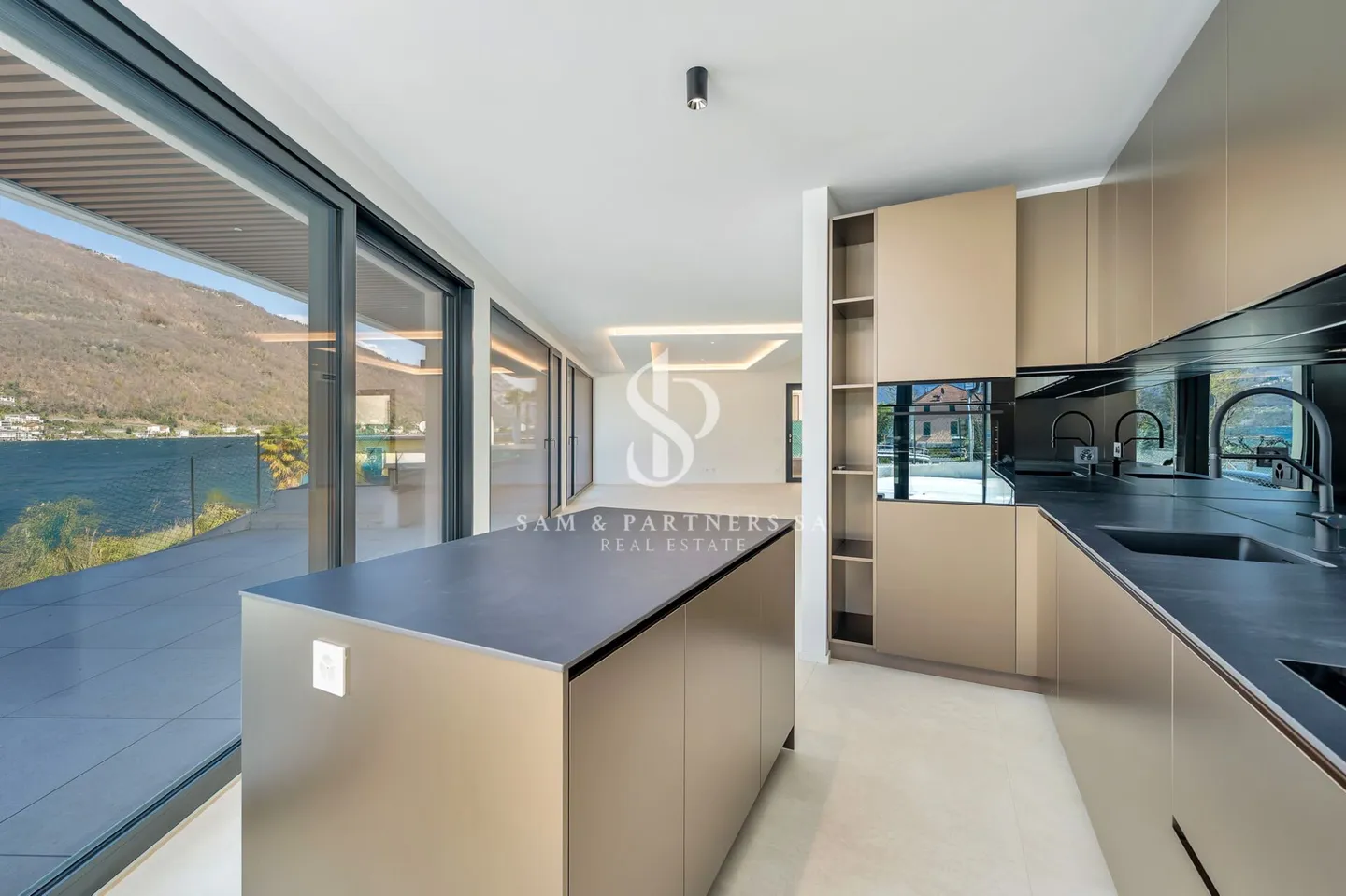 Neue Villa mit Seeblick - Foto 11 von 17