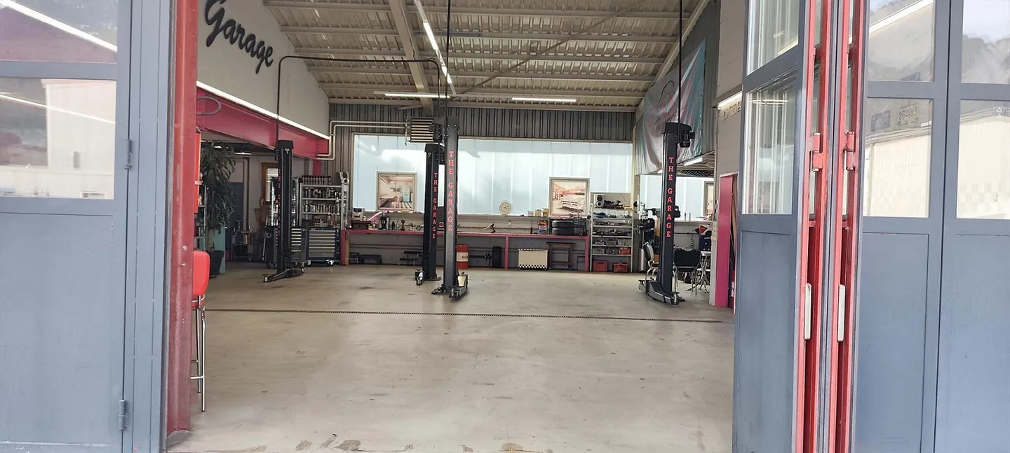 Workshop with plenty of space - Photo 6 of 11