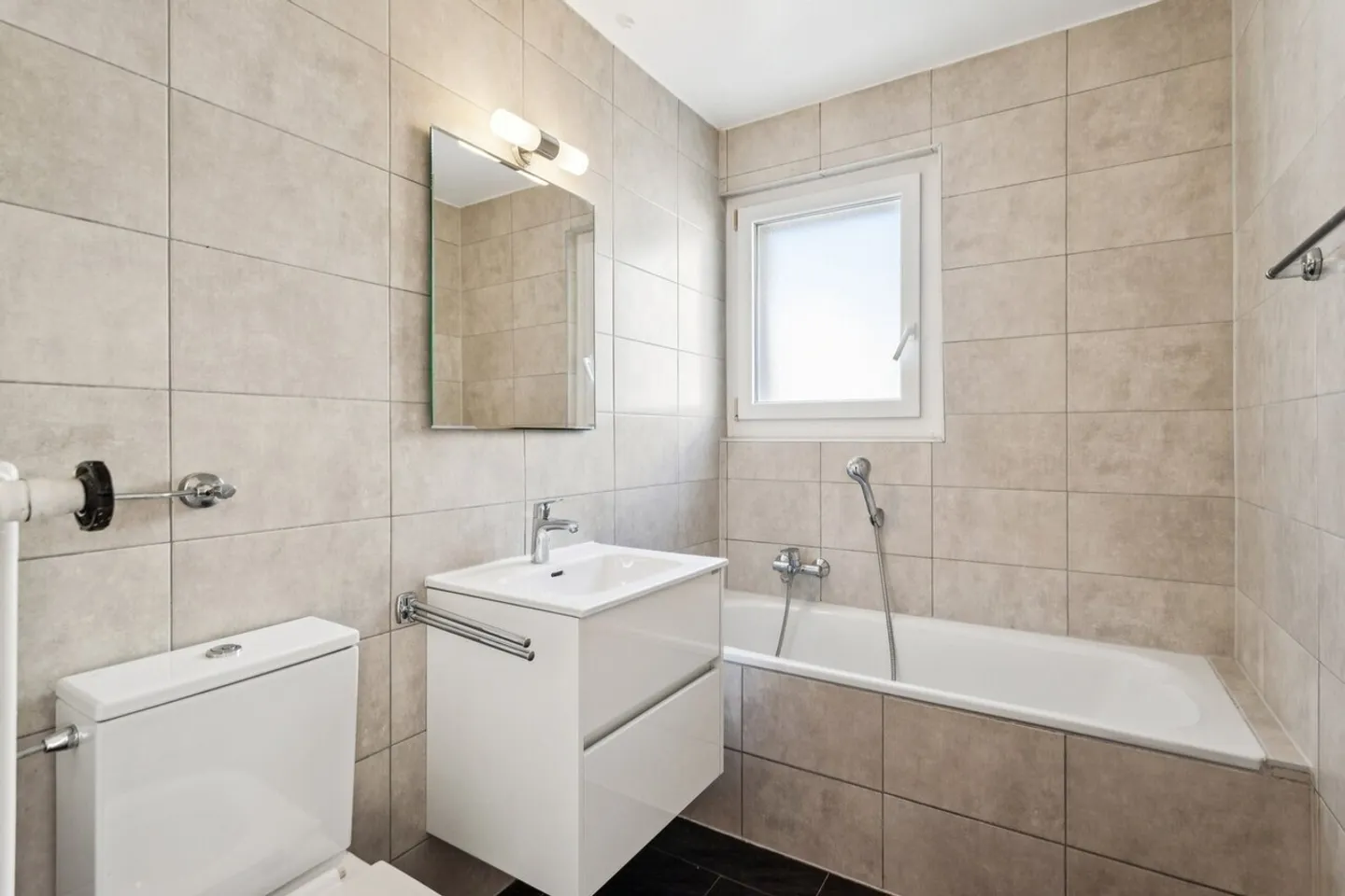 Renovated - balcony - good location - Photo 7 of 10