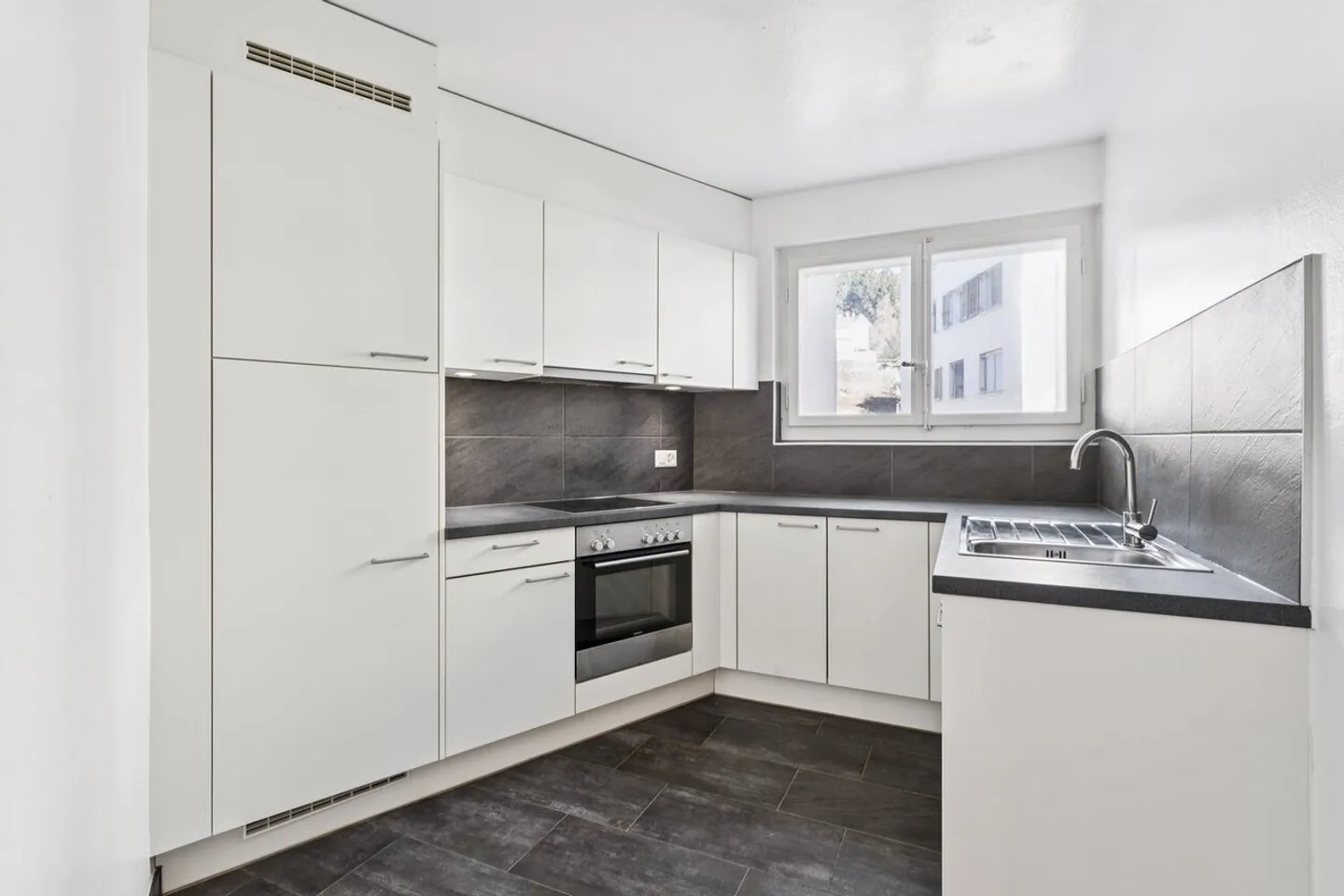 Renovated - balcony - good location - Photo 4 of 10