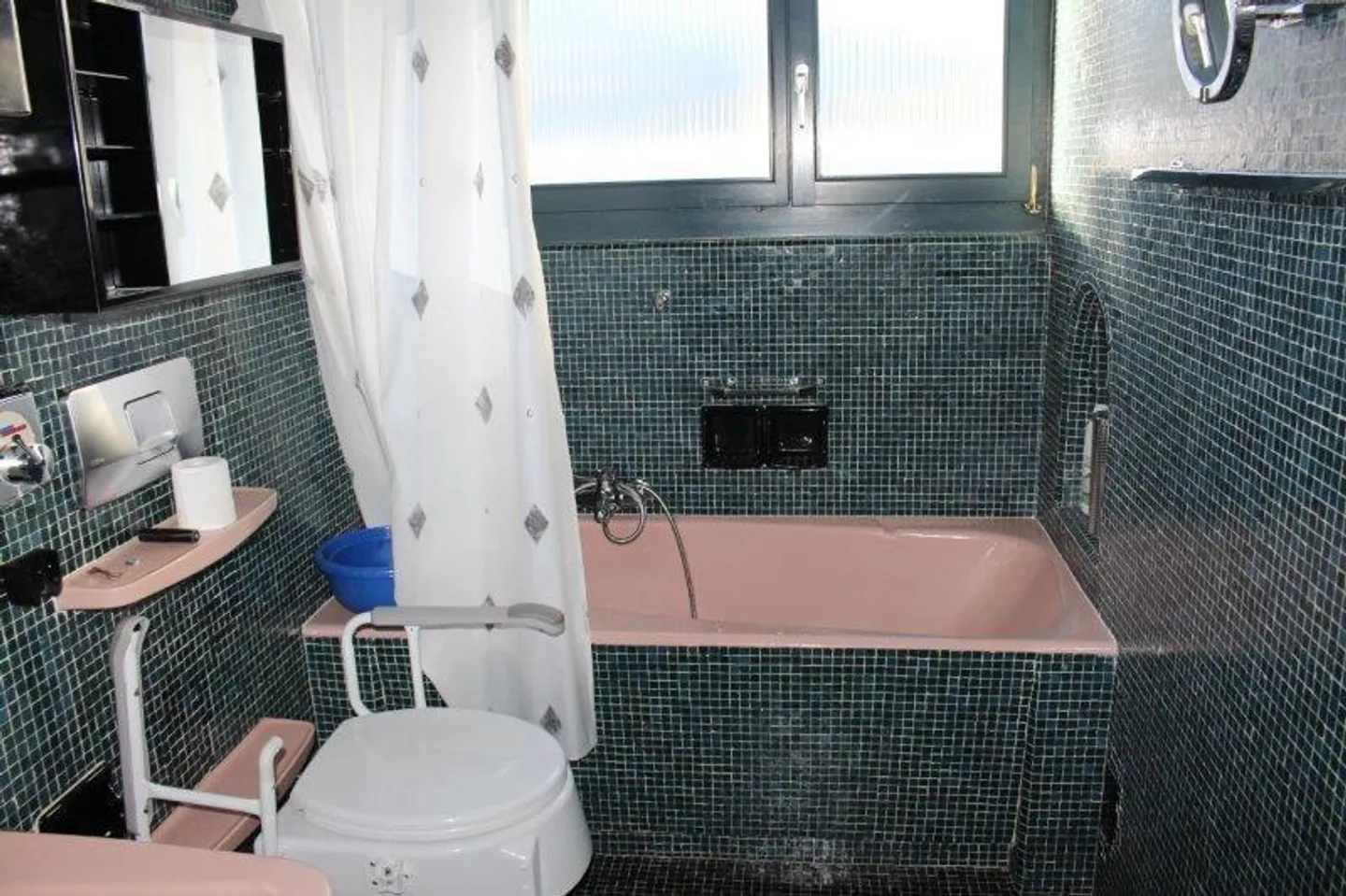 3.5 Room Apartment on the Top Floor Quiet, Sunny Location with a View - Photo 8 of 14
