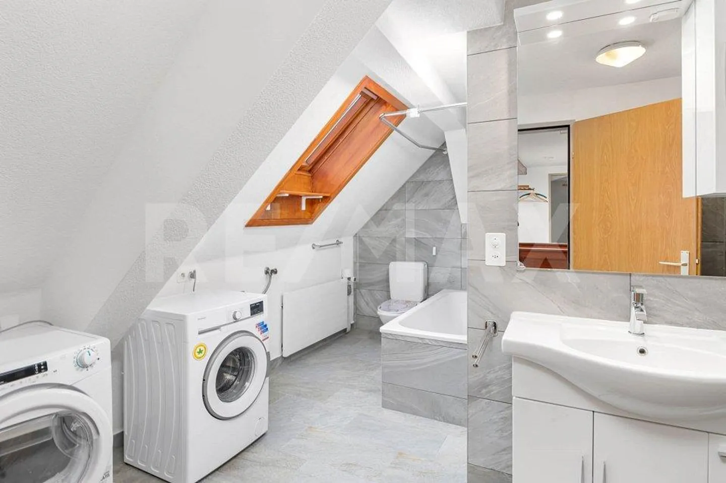 Residential building - Photo 12 of 13