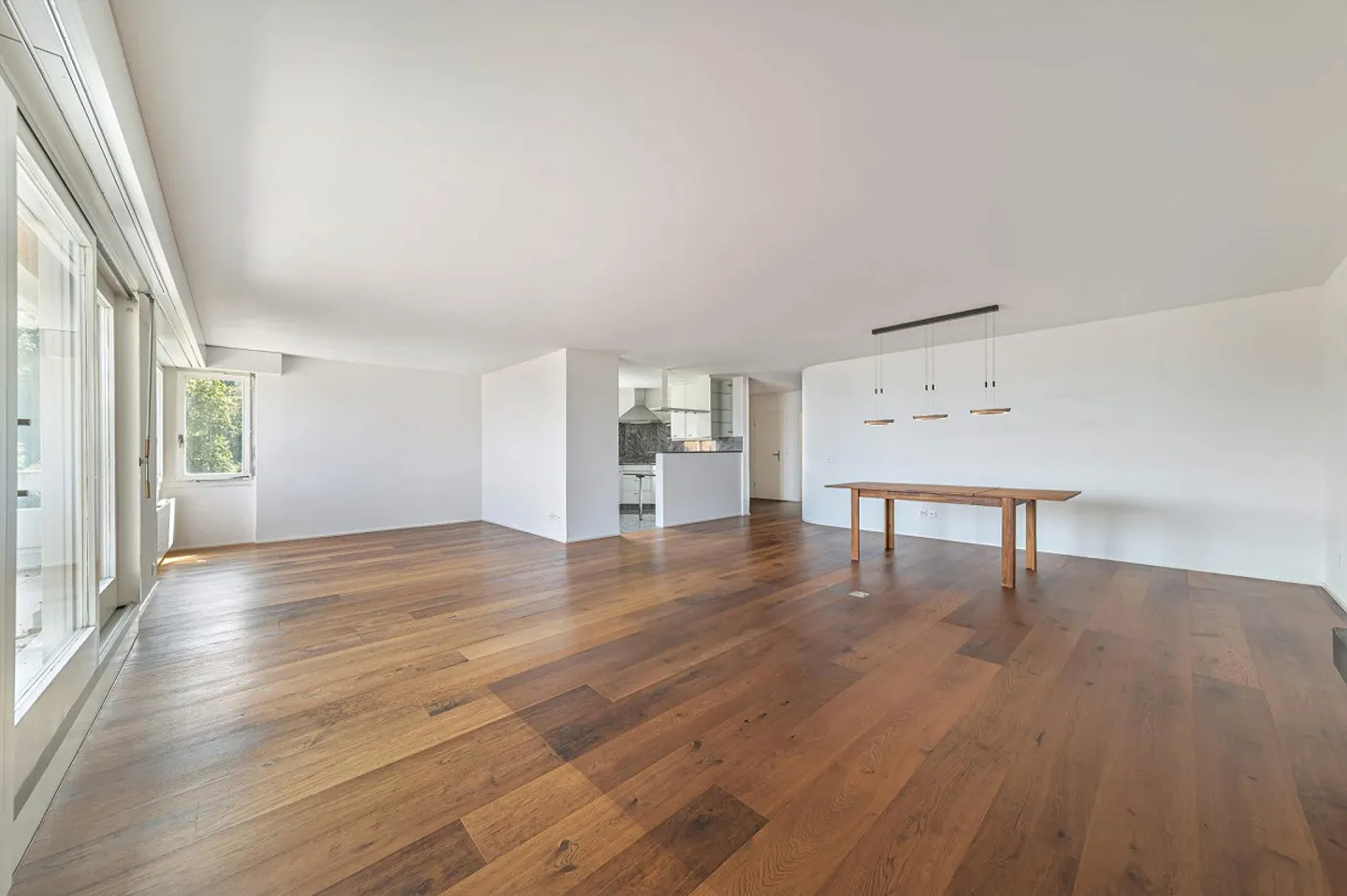 Dreamlike terrace apartment with unobstructed views of the lake and mountains - Photo 4 of 15
