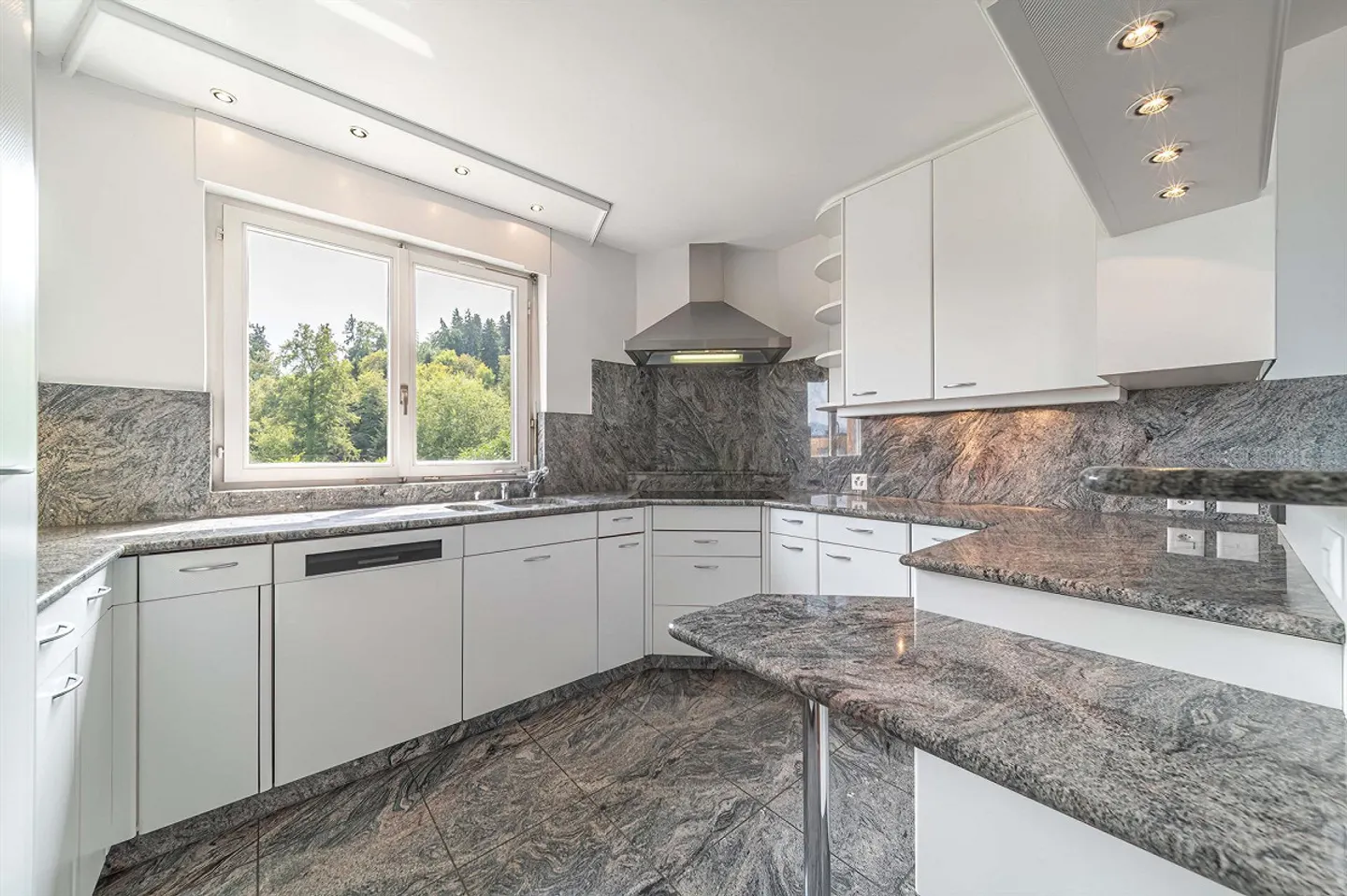 Dreamlike terrace apartment with unobstructed views of the lake and mountains - Photo 5 of 15