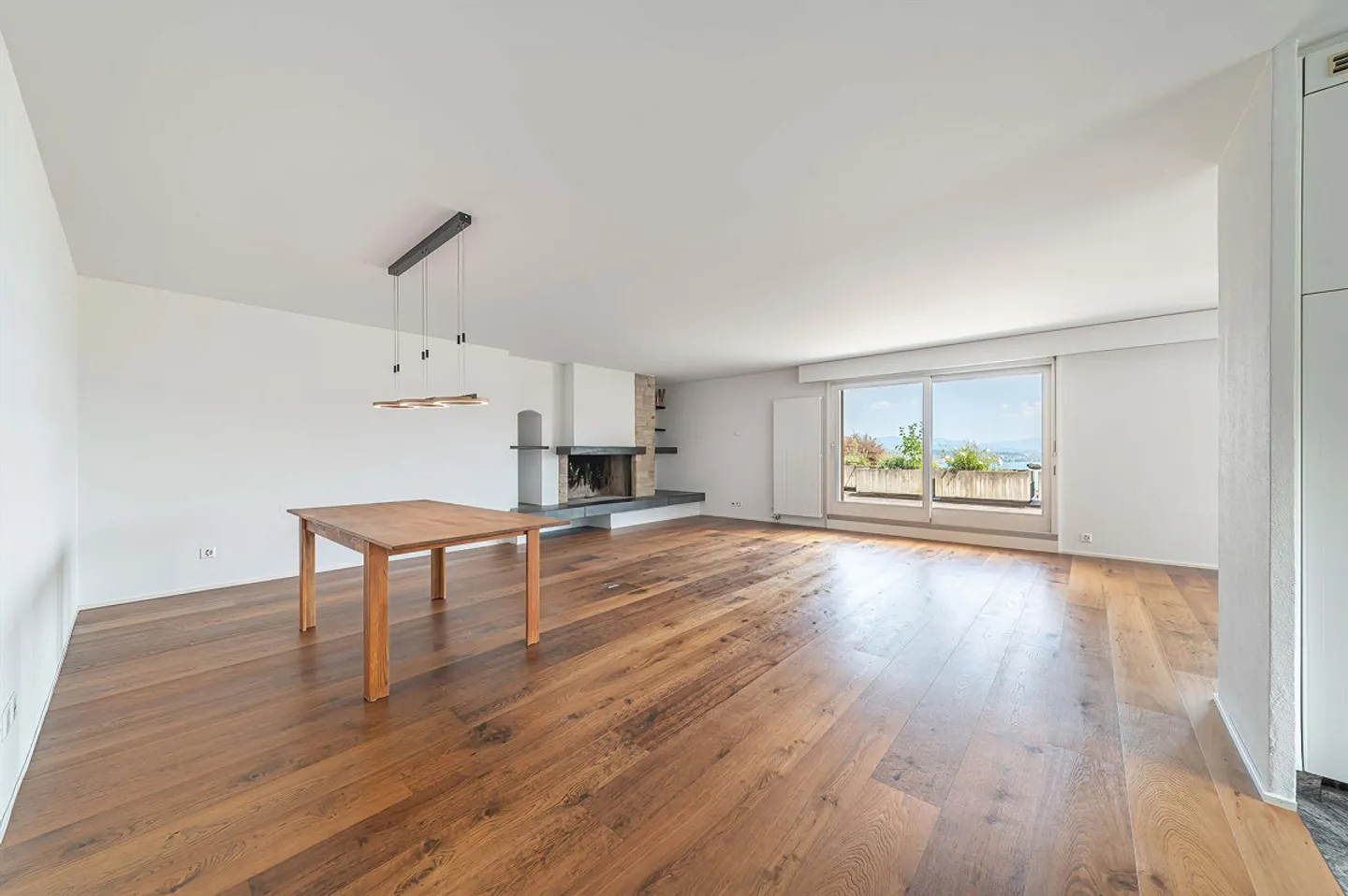 Dreamlike terrace apartment with unobstructed views of the lake and mountains - Photo 3 of 15