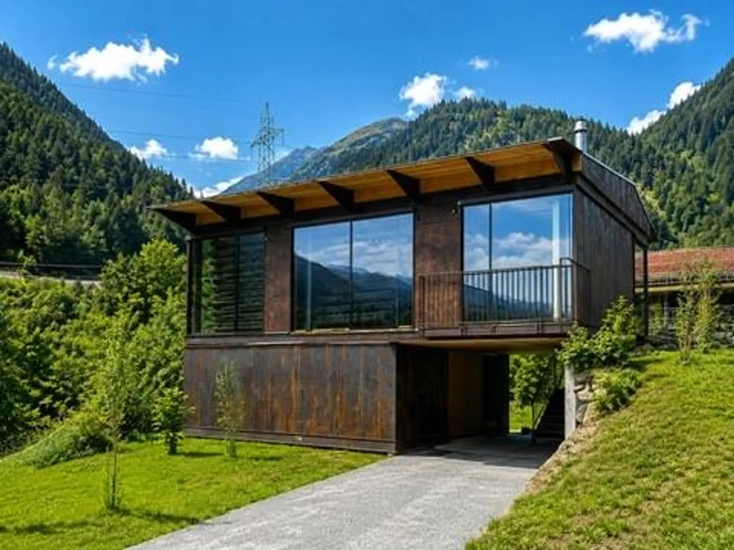 Living in a historic Grisons barn with mountain view - Photo 1 of 9