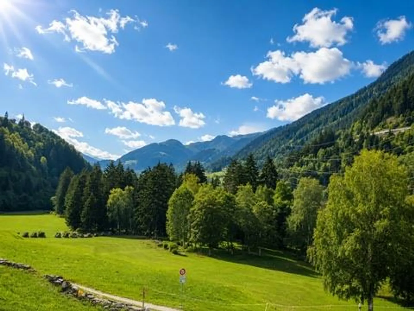 Living in a historic Grisons barn with mountain view - Photo 2 of 9