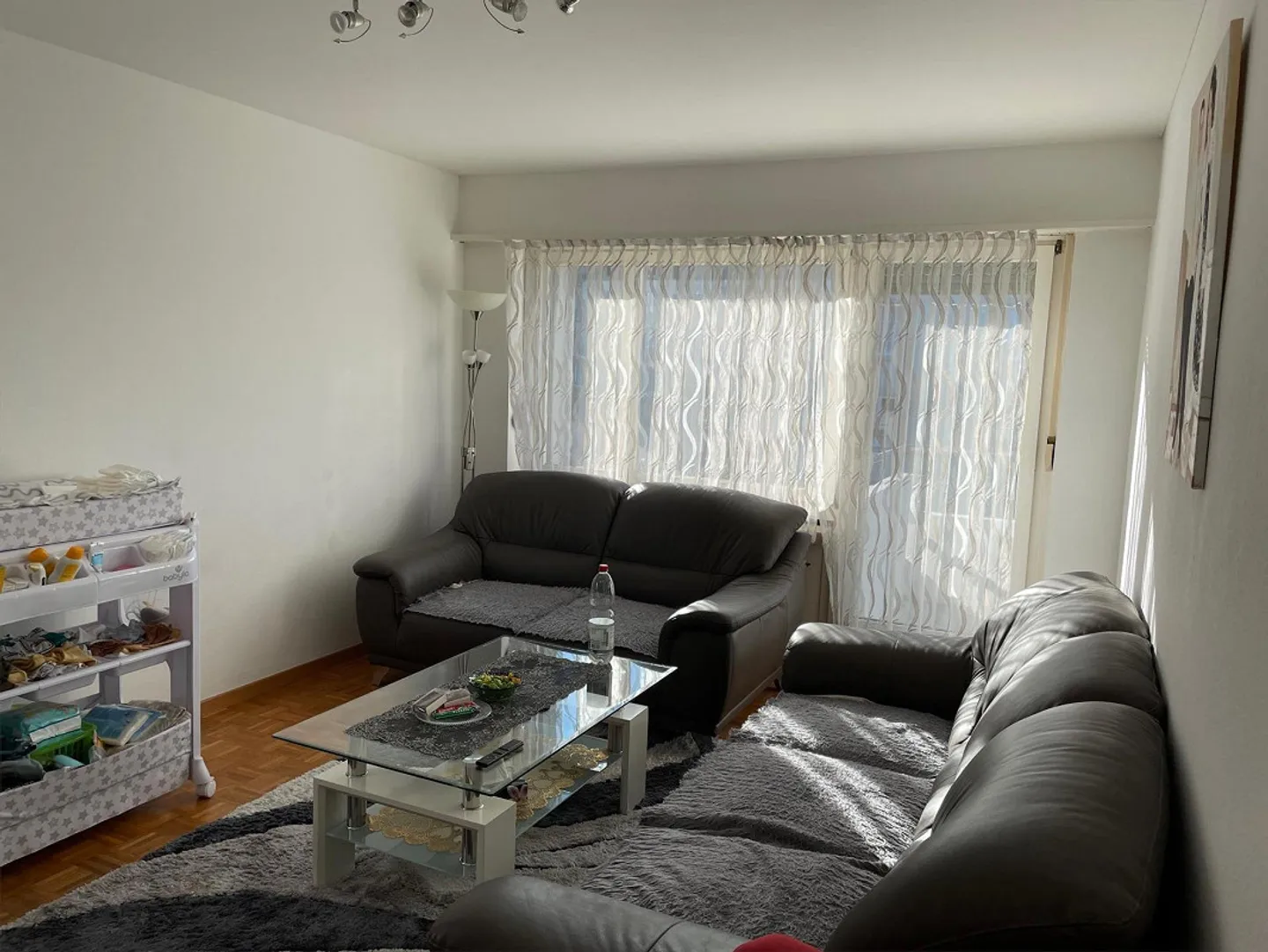 Simple apartment with balcony - Photo 2 of 10