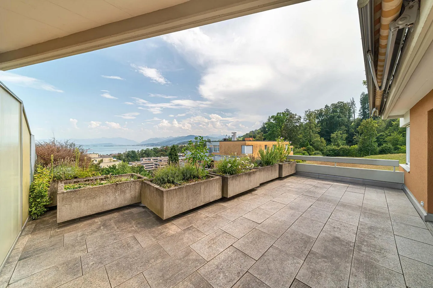 Dreamlike terrace apartment with unobstructed views of the lake and mountains - Photo 12 of 15