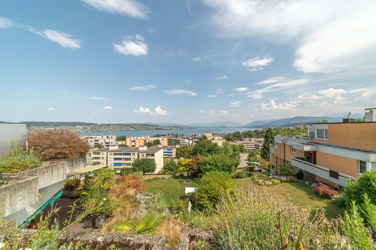 Dreamlike terrace apartment with unobstructed views of the lake and mountains - Photo 13 of 15