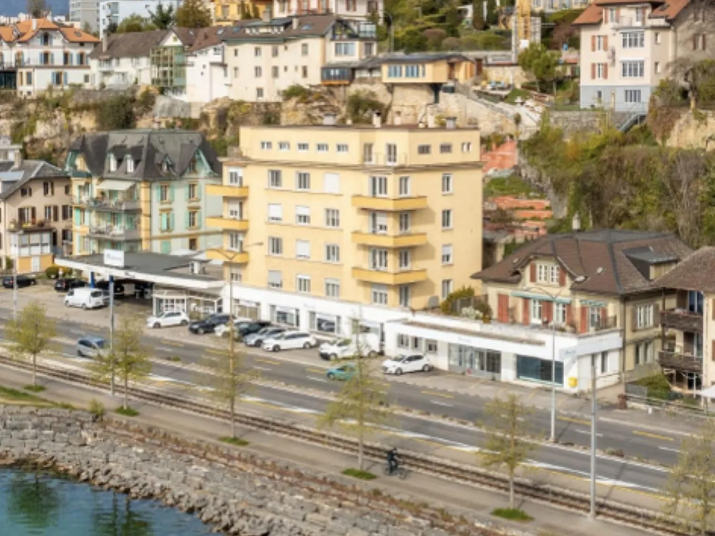 Area di vendita con vista lago - Foto 2 di 3