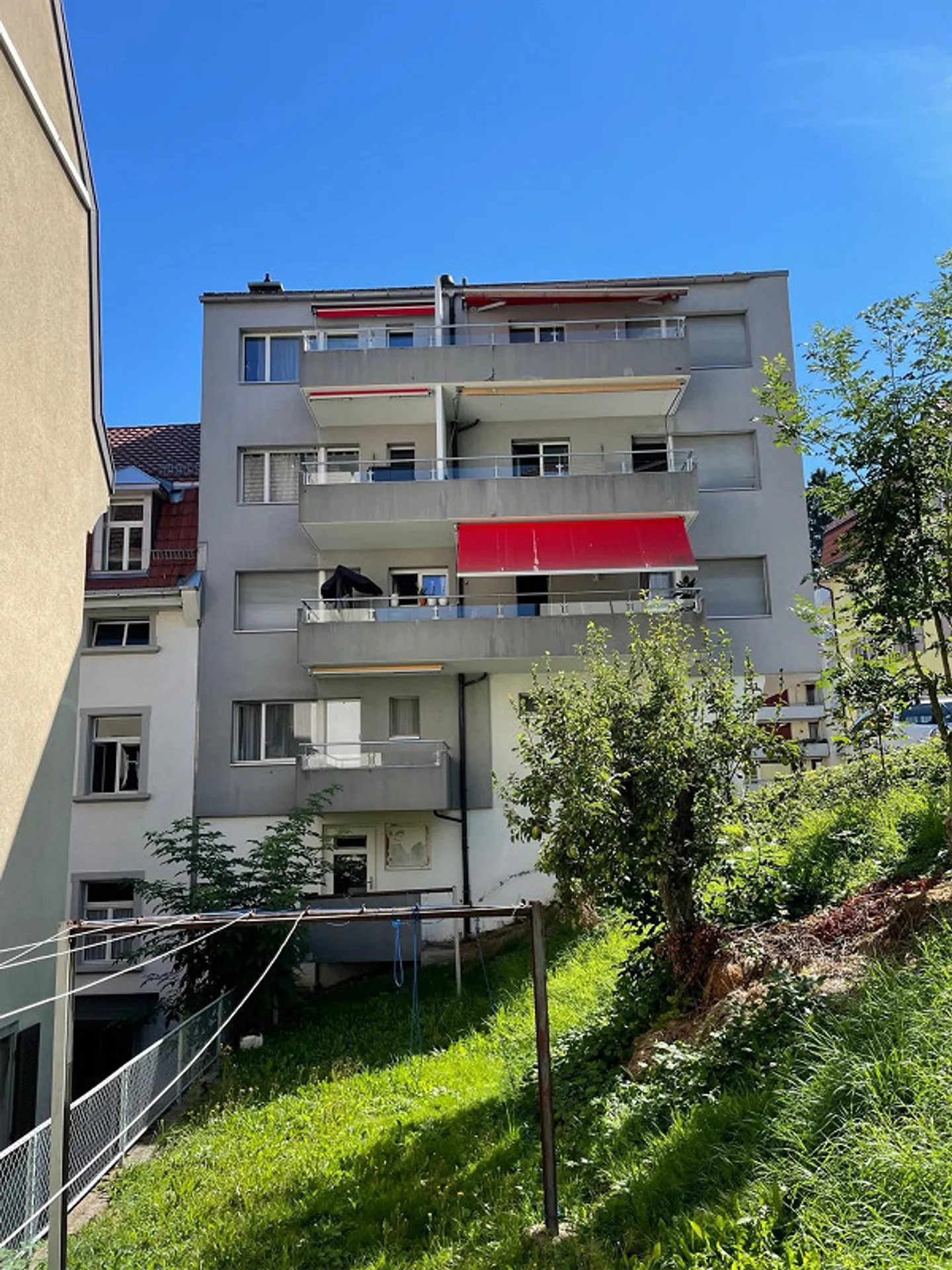 Simple apartment with balcony - Photo 1 of 10