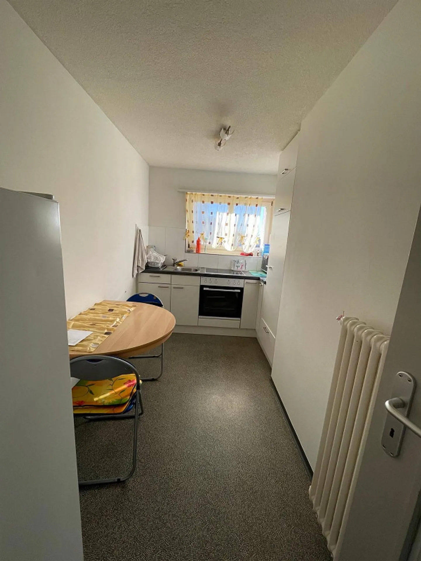 Simple apartment with balcony - Photo 3 of 10