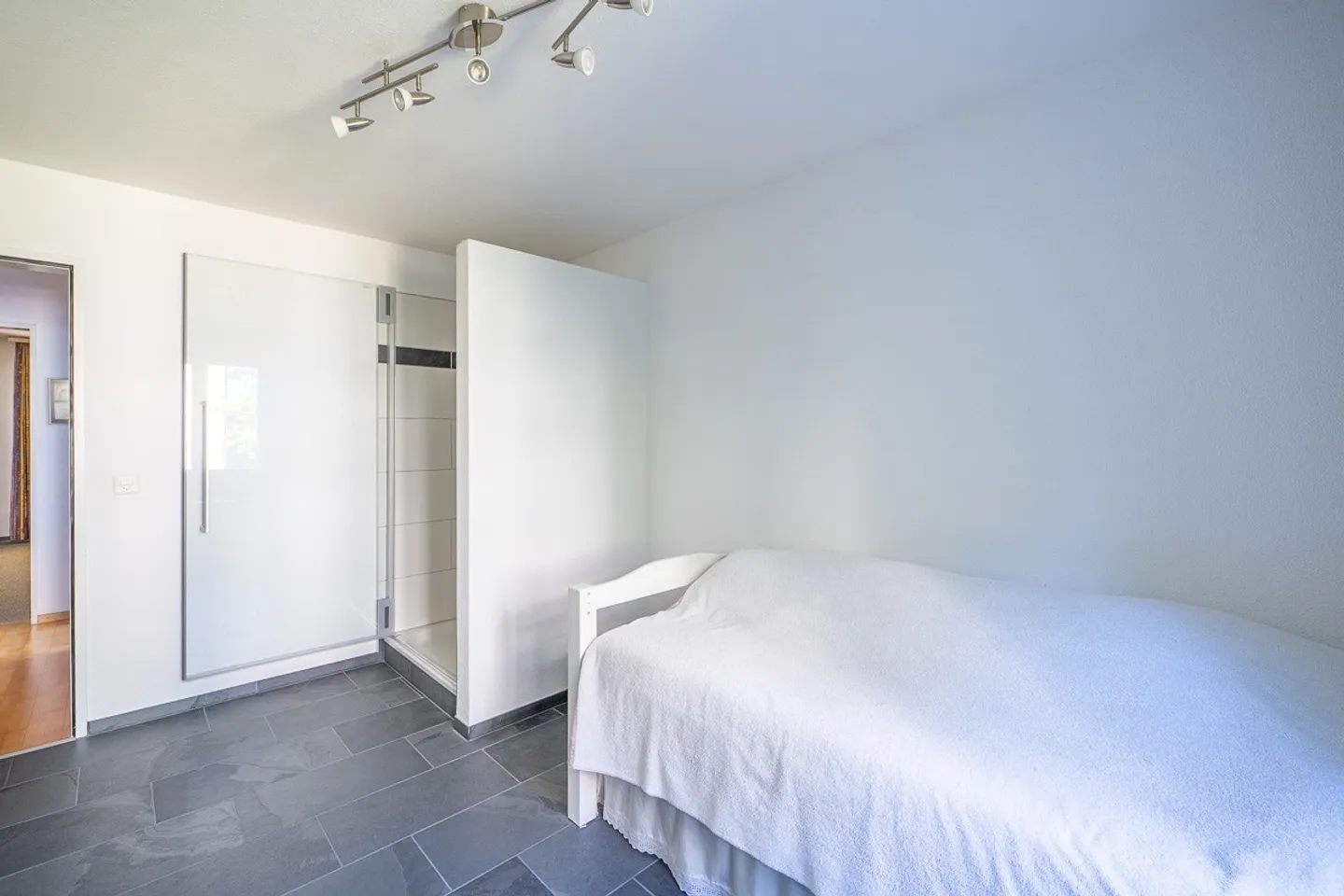 Appartement pratique de 5 pièces en ville au 2ème étage - Photo 9 sur 11