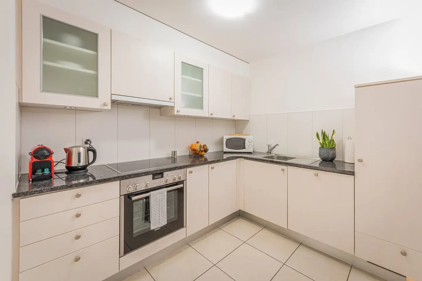 Modernes 1-Zimmer-Apartment mit Hotelservices - Stadtzentrum von Bulle - Foto 2 von 7