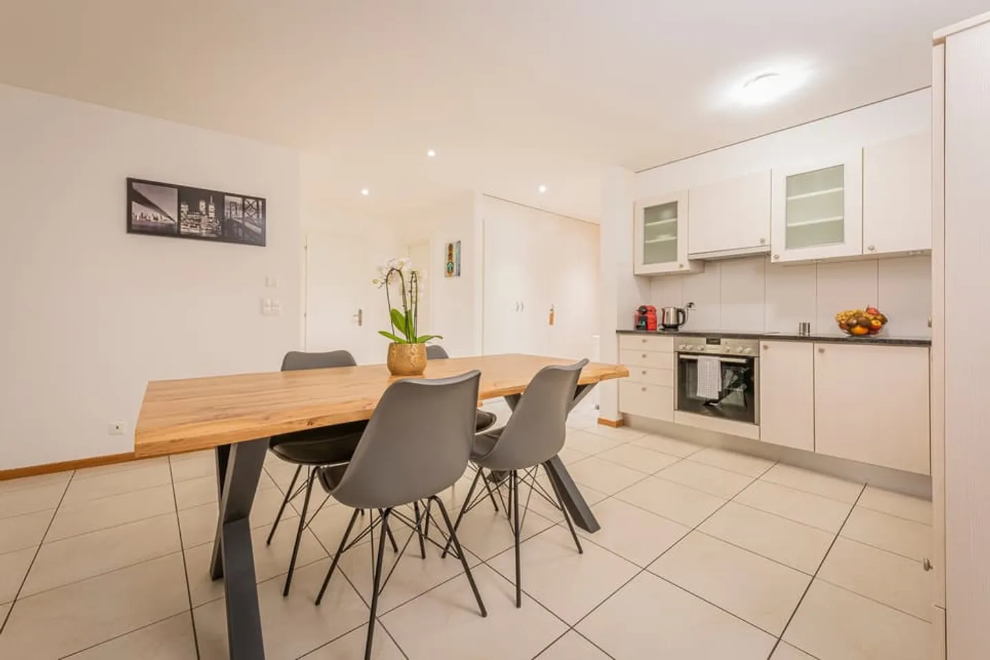 Modernes 1-Zimmer-Apartment mit Hotelservices - Stadtzentrum von Bulle - Foto 3 von 7