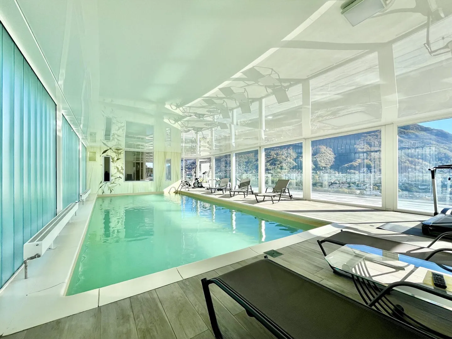 Appartamento attico prestigioso 4.5 stanze con vista lago e piscina a Porza - Foto 2 di 9