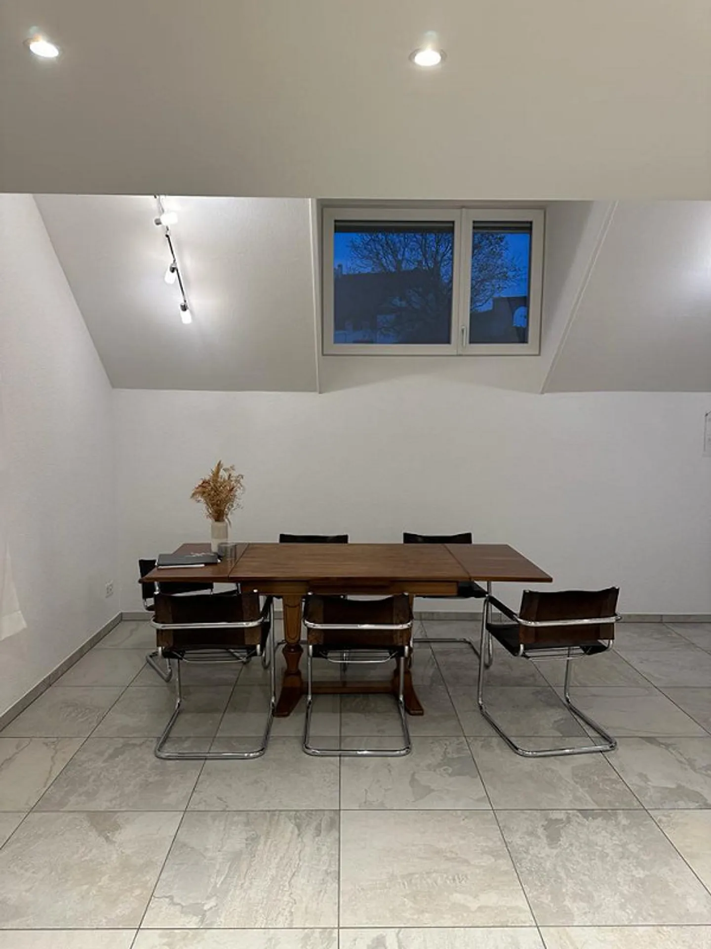 Top 3 Room Apartment - Photo 3 of 14