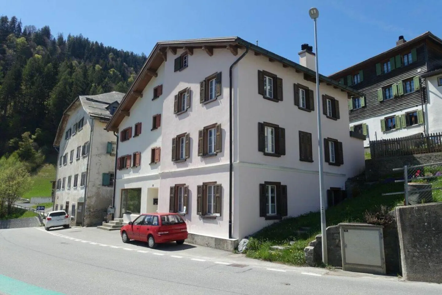 Maison individuelle mit demi-maison avec beau jardin et grand terrain - Photo 1 sur 5