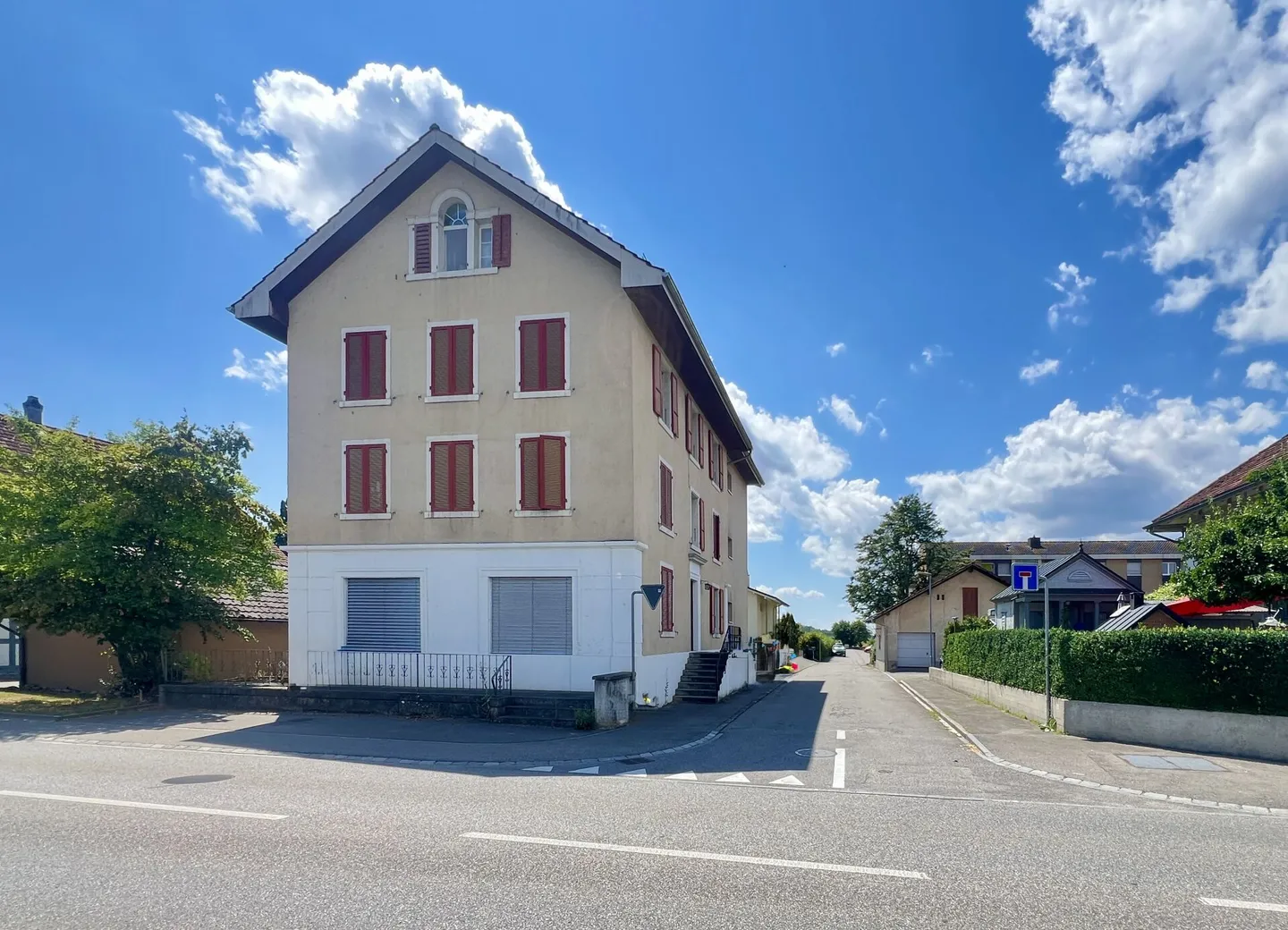 Casa multifamiliare completamente affittata con tre grandi appartamenti - Foto 1 di 12