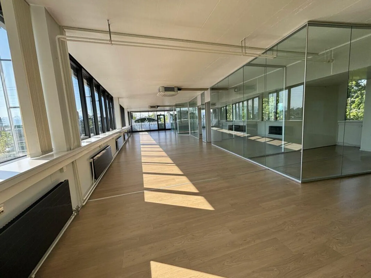 Wunderschöne möblierte Büros von 270 m2 mit Terrasse zur Miete in Cri... - Foto 2 von 9