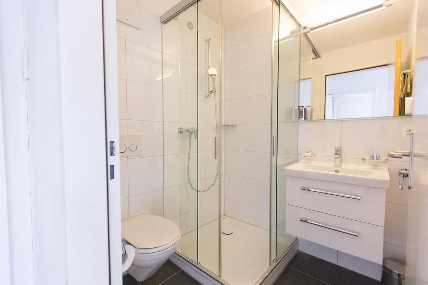 Appartamento arredato con 2 camere e balcone nel centro di Zurigo - Foto 5 di 6