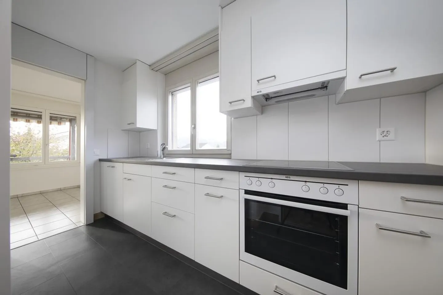 Ici, vous trouverez plus pour moins cher ! - Photo 1 sur 11