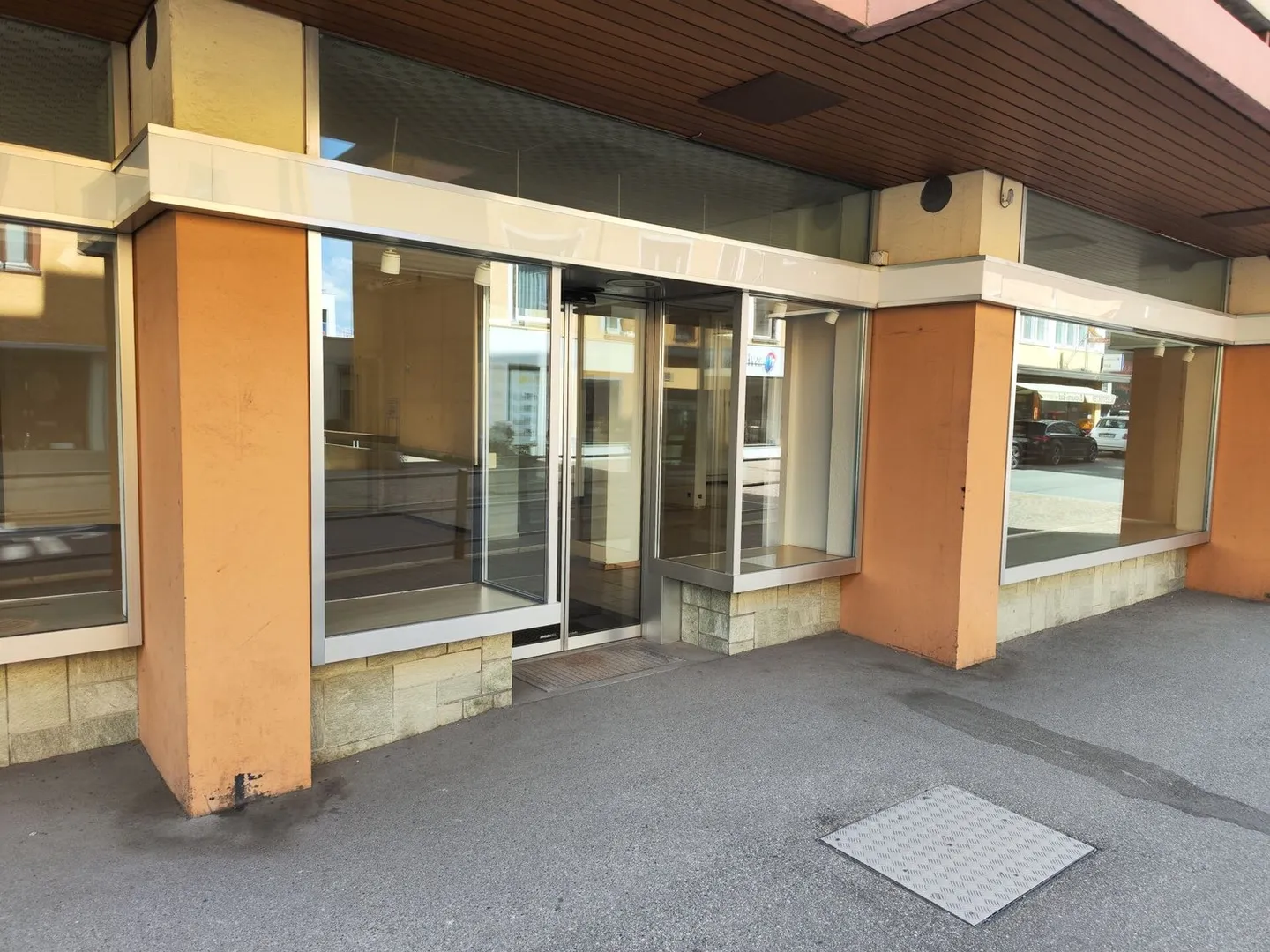 Espace de vente dans un emplacement bien fréquenté - Photo 1 sur 2